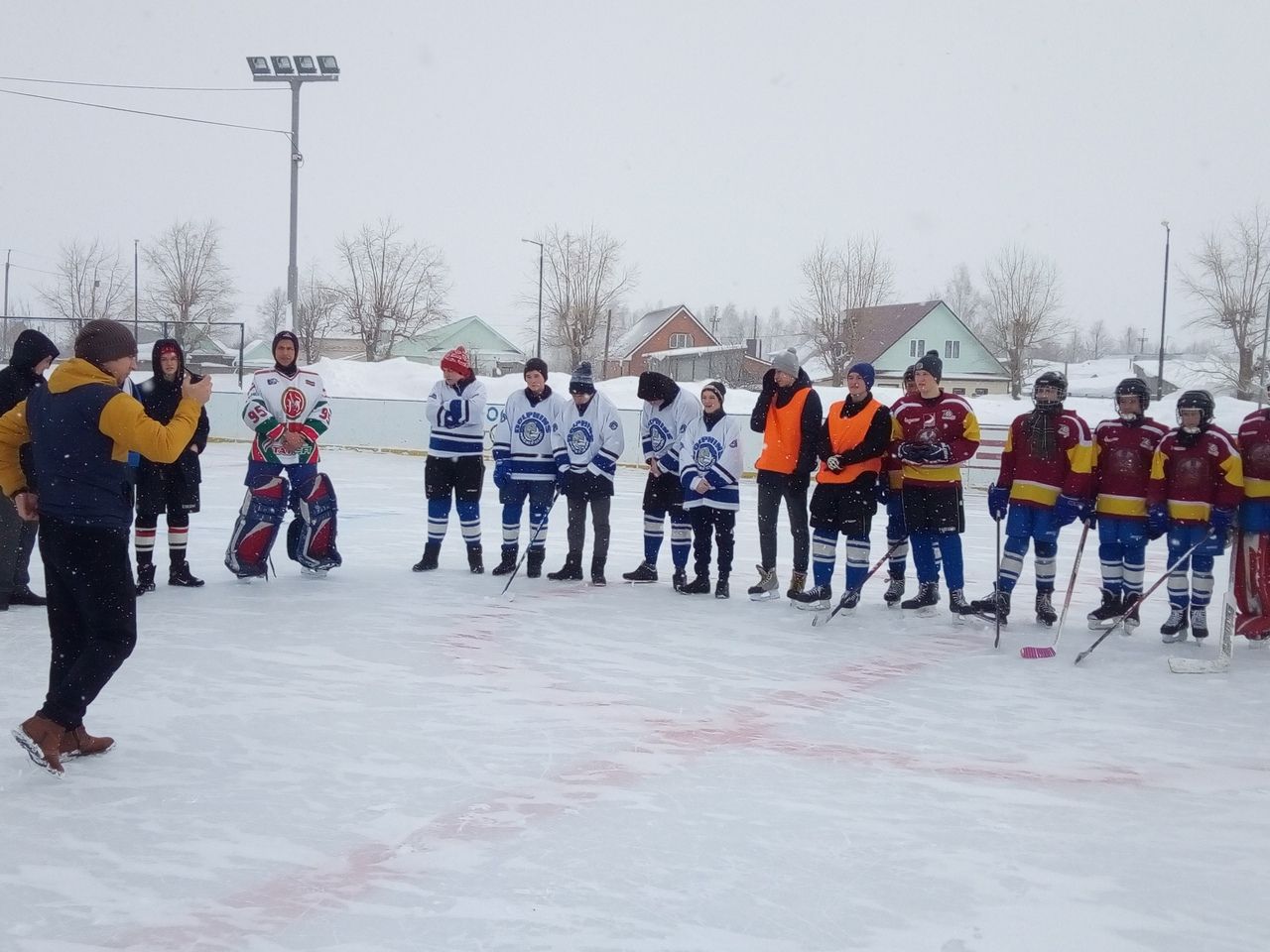 Сегодня в Рыбно-Слободском СОК "Дельфин" проходят соревнования по хоккею на Кубок родителей