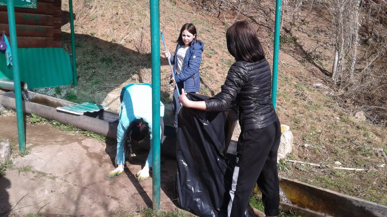 Балык Бистәсенең  “Акчарлак” приютында тәрбияләнүче балалар чишмәләрне чистартты