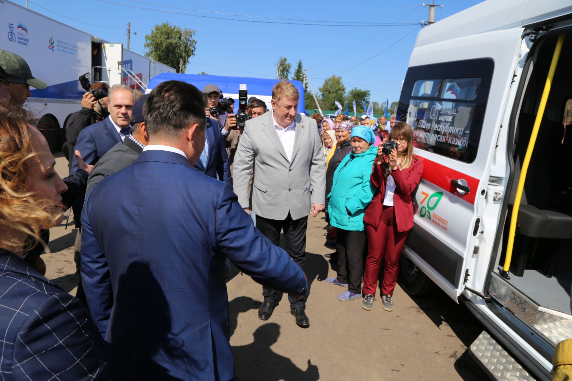 ​​​​​​​Работу первой из четырех мобильных медицинских поликлиник для обследования населения проверил Президент Татарстана Рустам Минниханов в Тетюшском районе