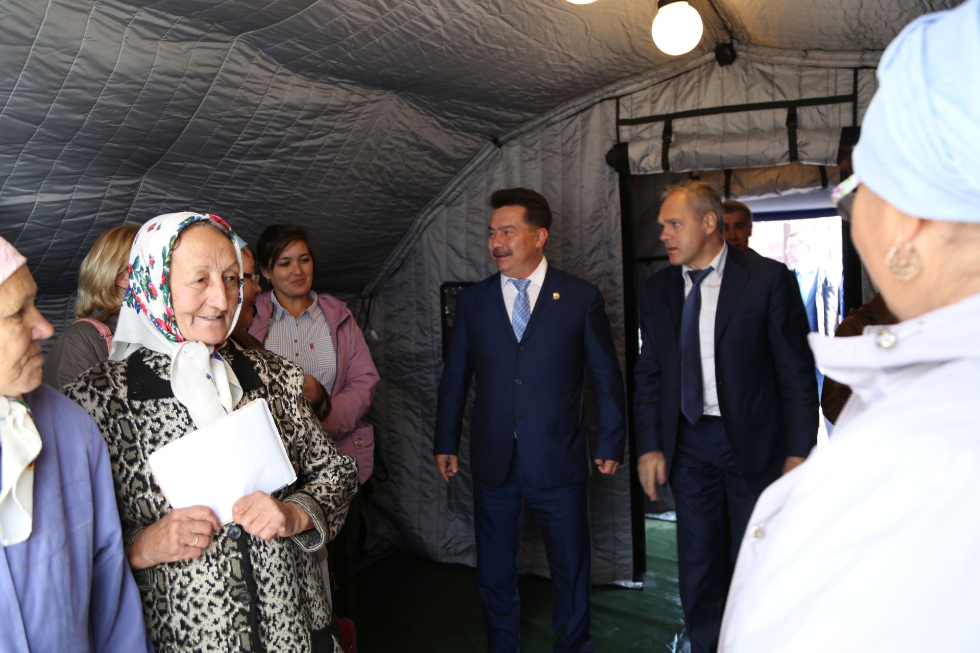 ​​​​​​​Работу первой из четырех мобильных медицинских поликлиник для обследования населения проверил Президент Татарстана Рустам Минниханов в Тетюшском районе