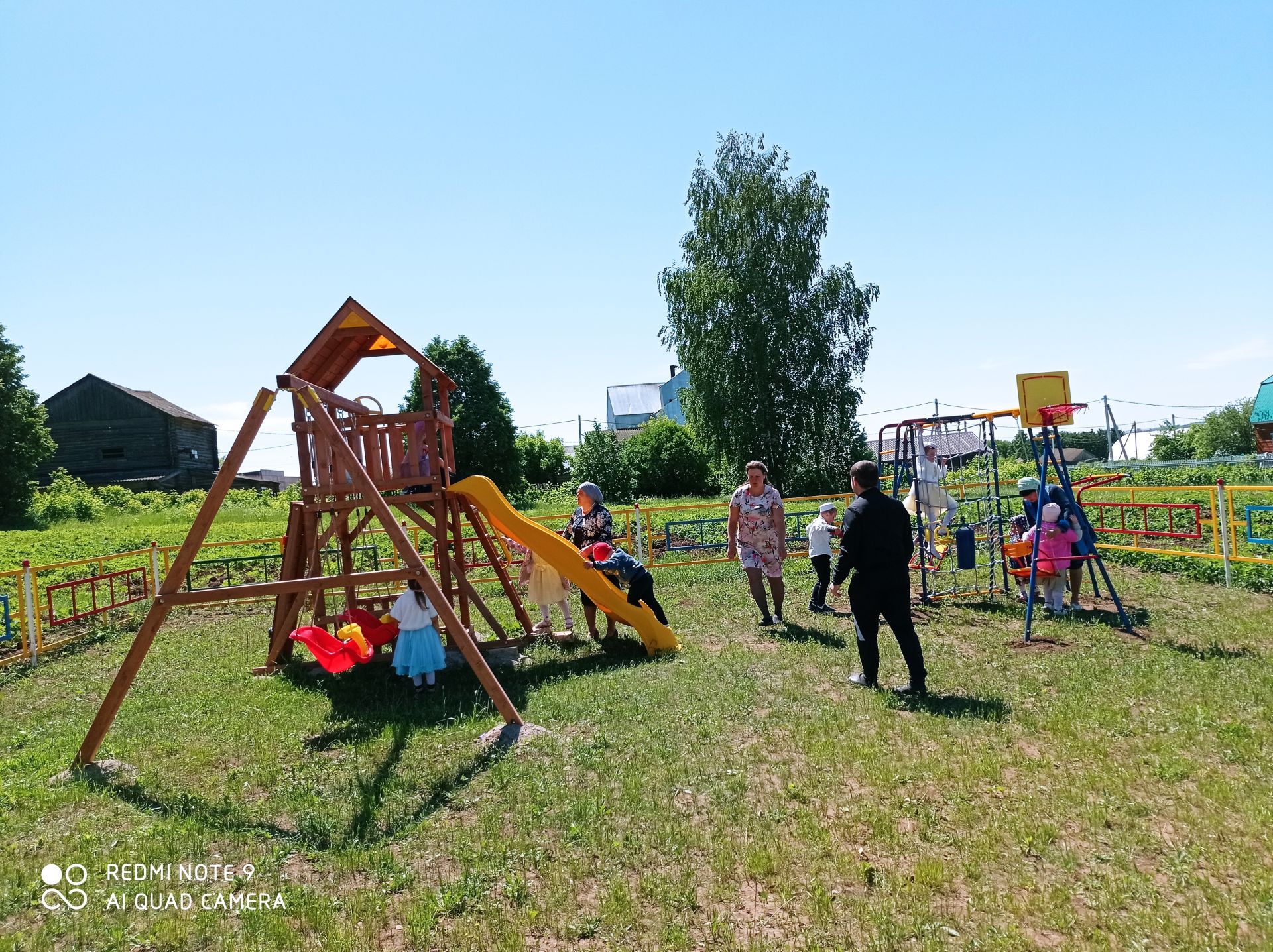 Современная детская площадка появилась  на пришкольном участке села Новый Арыш