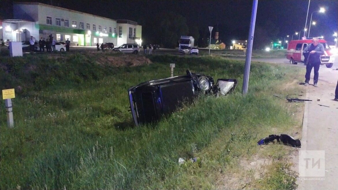 В Татарстане автомобиль скорой помощи столкнулся с «Нивой», есть пострадавшие