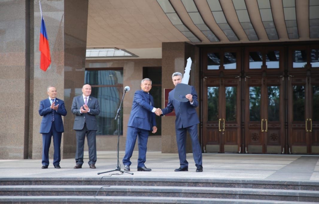 Рустам Минниханов подарил Рыбно - Слободскому району новый автомобиль