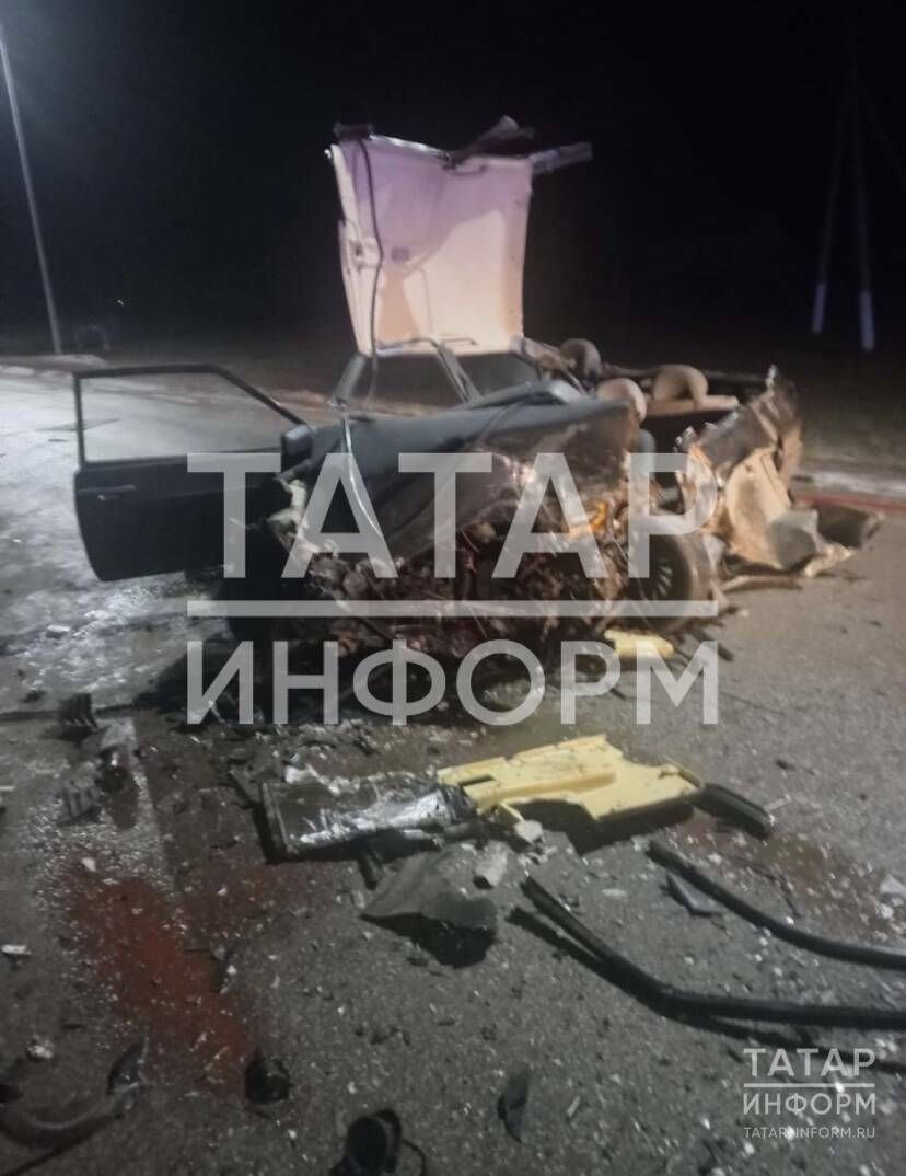 В Татарстане при лобовом столкновении двух «Лад» пострадали два человека