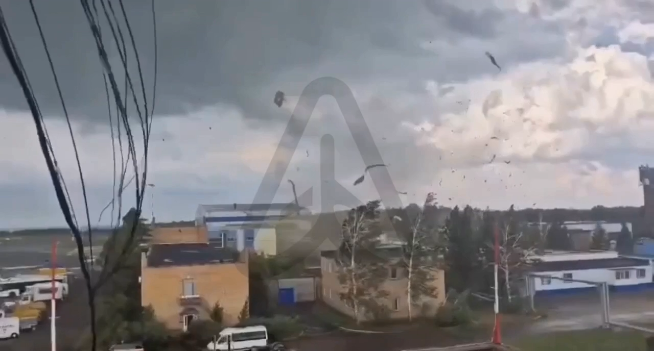 Шокирующие кадры: Смерч разбросал самолеты в аэропорту Бегишево