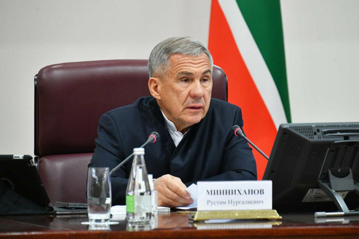 Минниханов поручил усилить контроль за воздушным пространством Татарстана