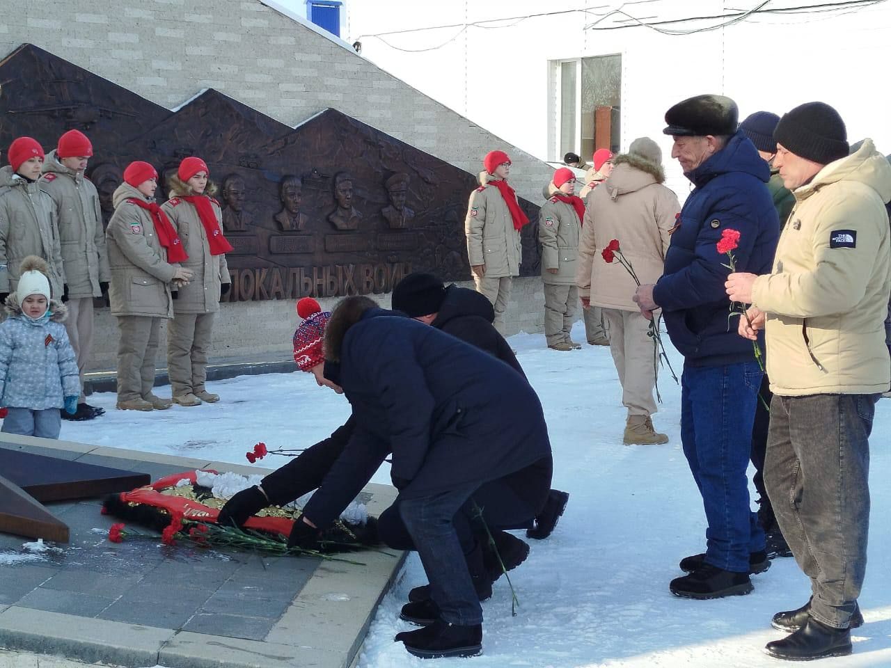 Бүген Балык Бистәсендә Ватанны саклаучылар көне уңаеннан митинг узды.