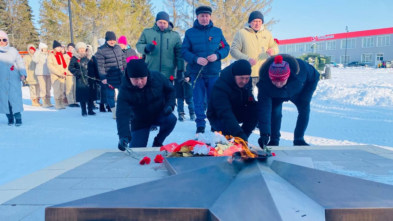 Бүген Балык Бистәсендә Ватанны саклаучылар көне уңаеннан митинг узды.