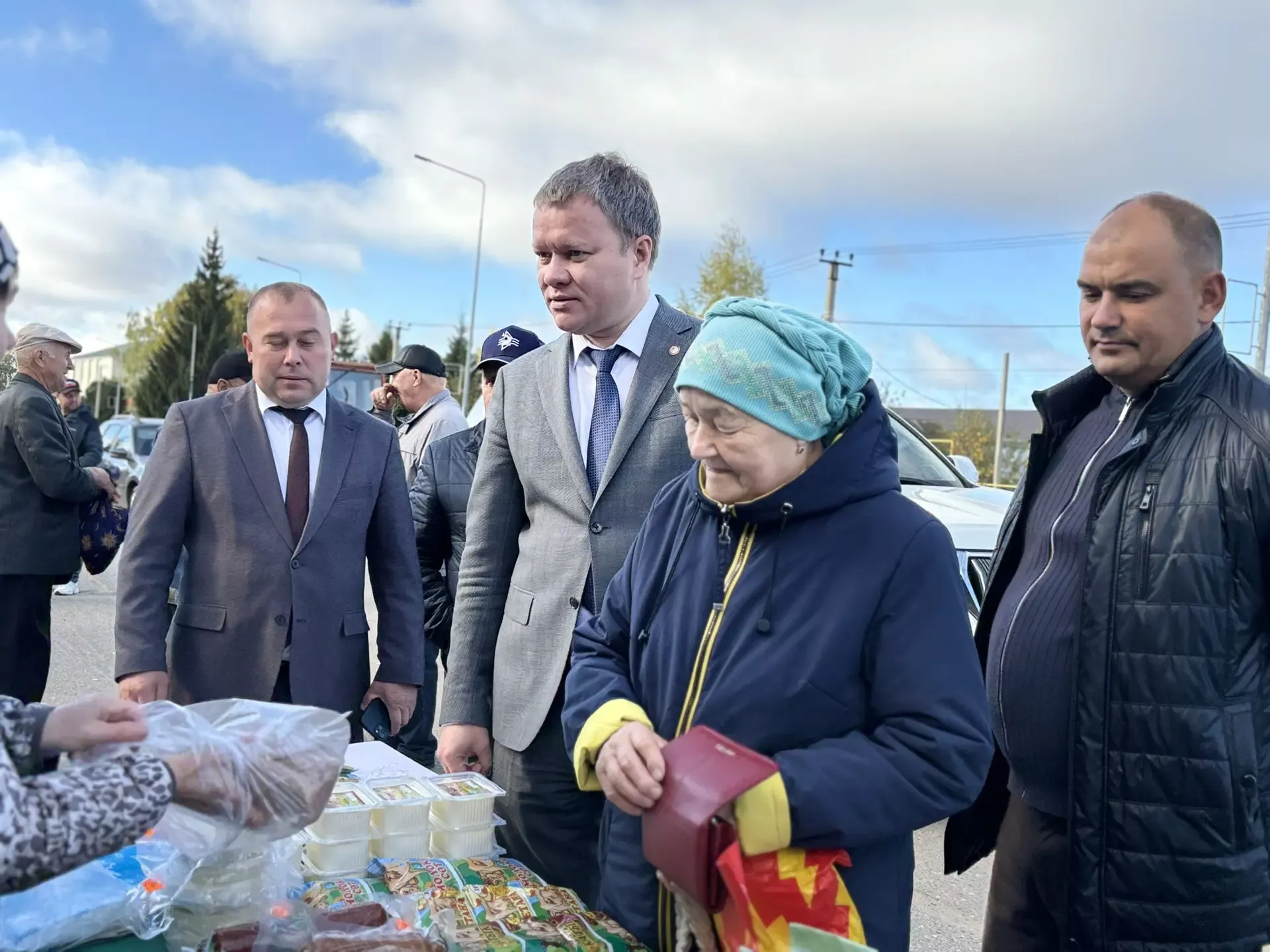 Ярмарка ко Дню пожилых людей: радость для жителей района