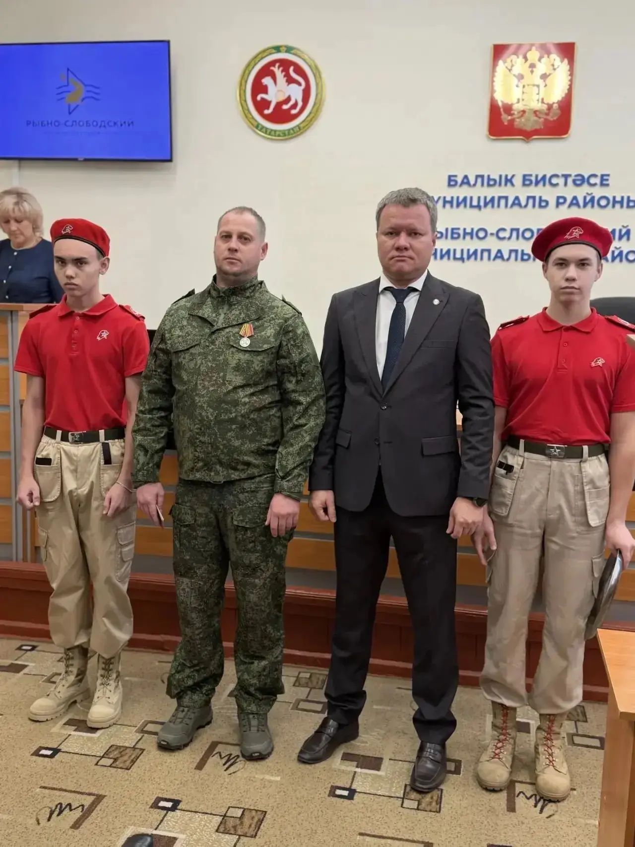 Вручили награды военнослужащим и семьям защитников