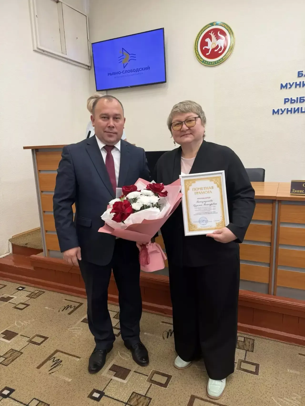 В Рыбно-Слободском районе муниципальным служащим вручили награды и классные чины