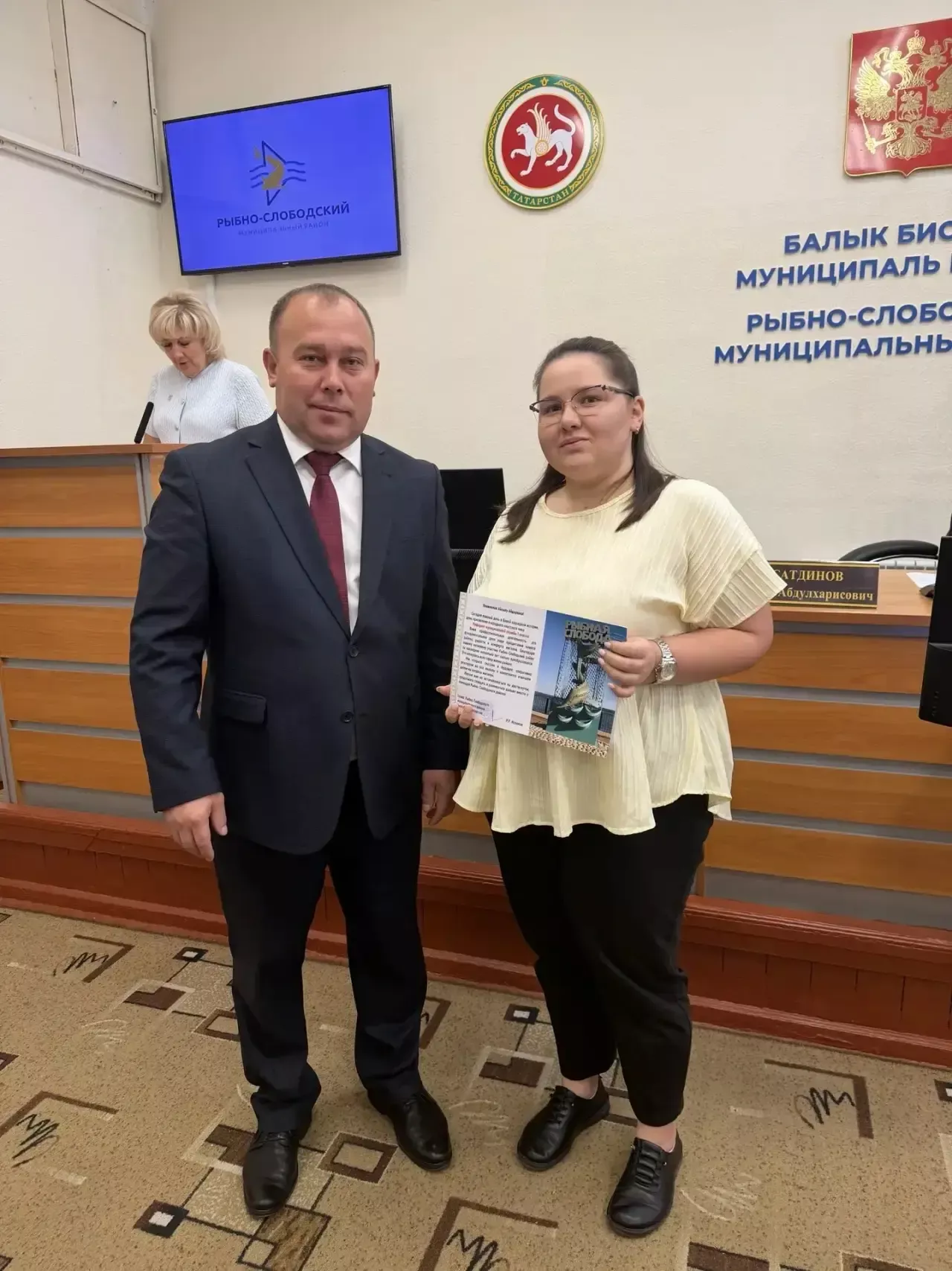 В Рыбно-Слободском районе муниципальным служащим вручили награды и классные чины