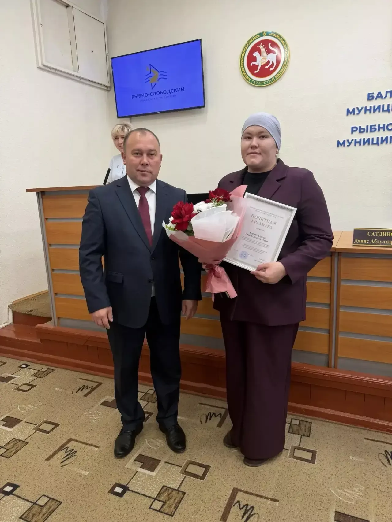 В Рыбно-Слободском районе муниципальным служащим вручили награды и классные чины