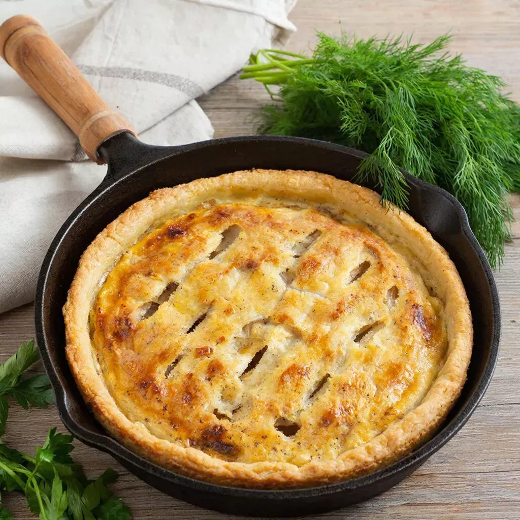 Вкусный пирог с рыбой, луком и морковью на дрожжевом тесте