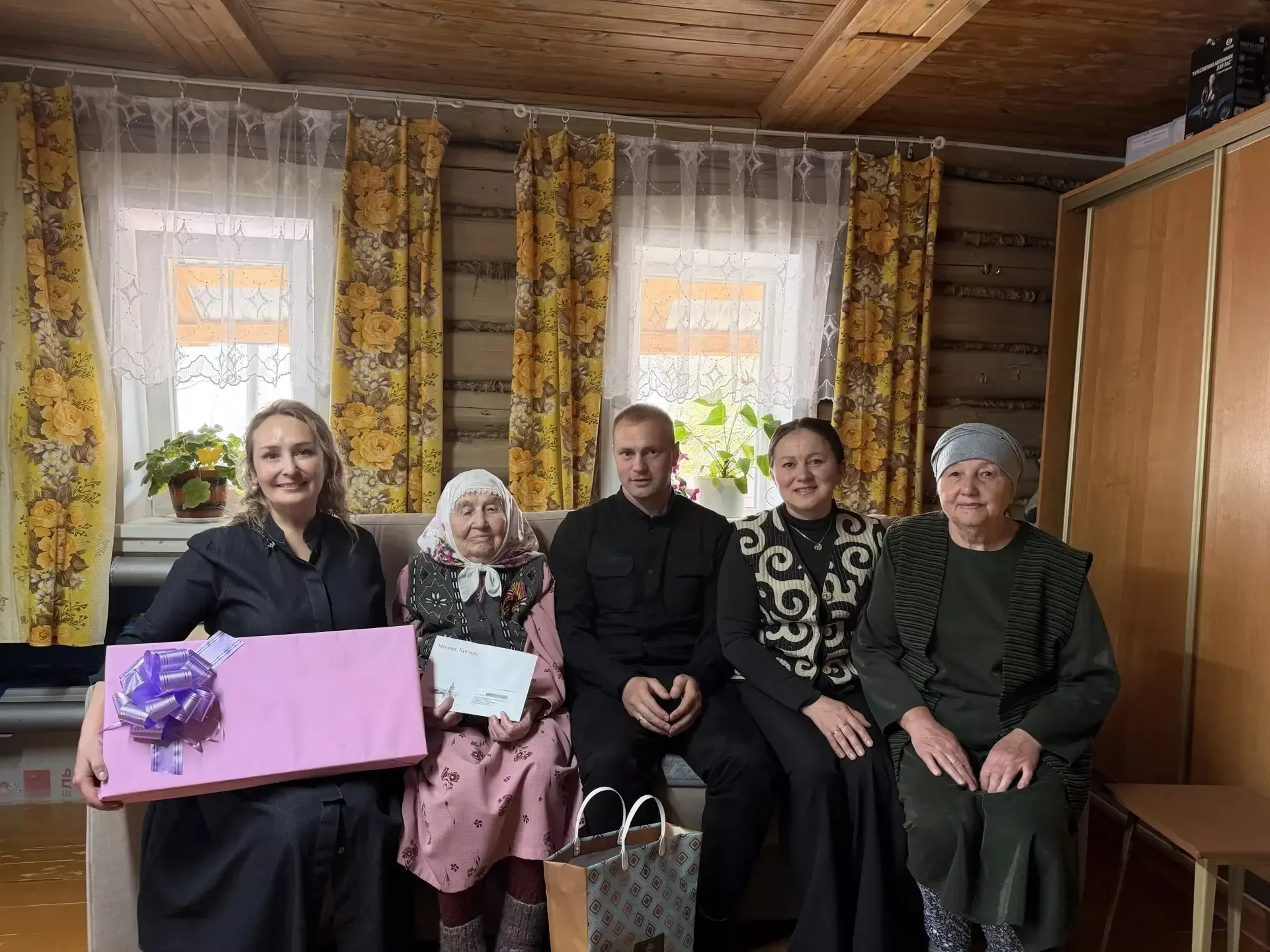 Труженицу тыла поздравили с 96-летием