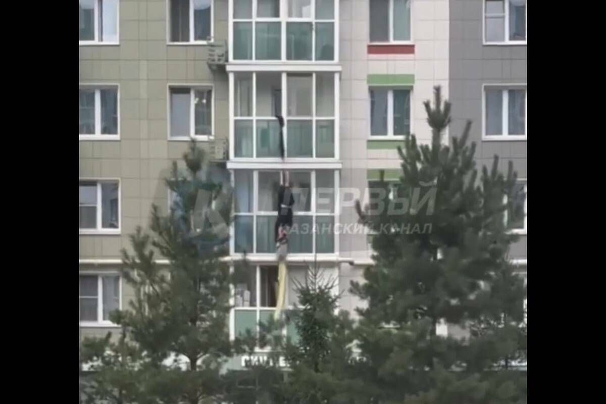 Медики оказали помощь упавшему с четвёртого этажа