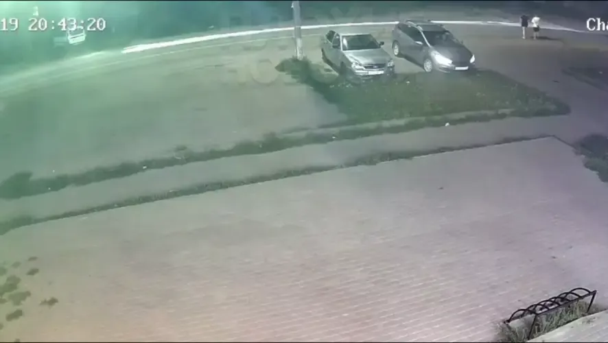 После наезда на детей автомобиль врезался в припаркованные машины