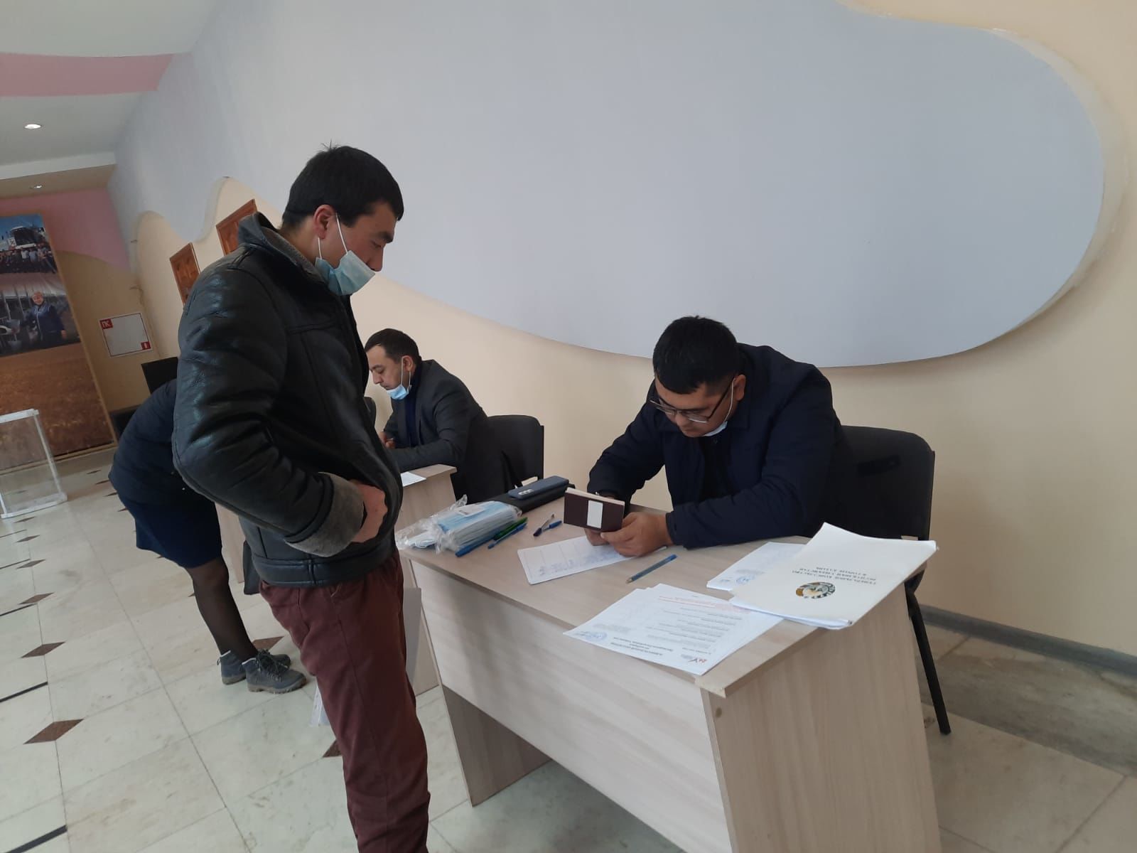 Үзбәкстан республикасы гражданнары җыелышып сайлауга киттеләр