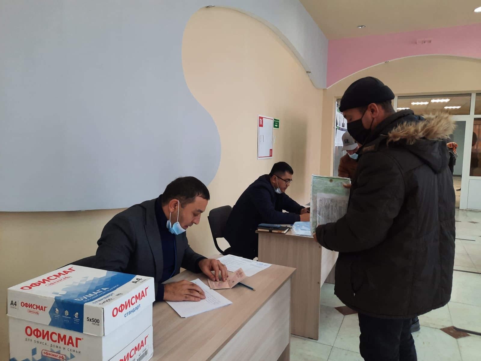 Үзбәкстан республикасы гражданнары җыелышып сайлауга киттеләр