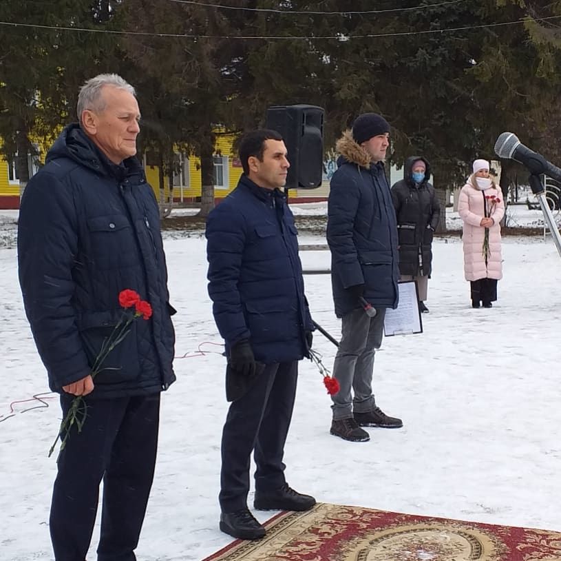 Ильдар Тазутдинов возложил цветы на могиле неизвестного солдата