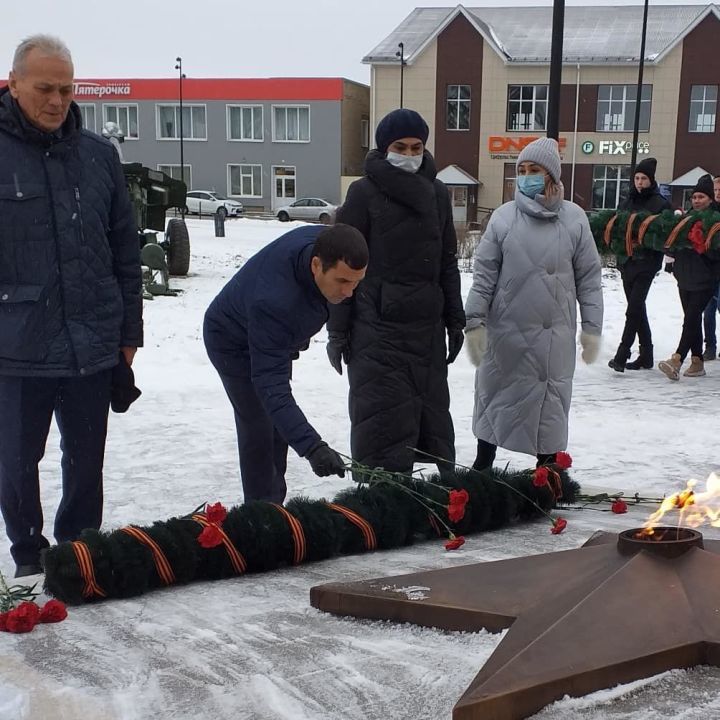 Ильдар Тазутдинов возложил цветы на могиле неизвестного солдата