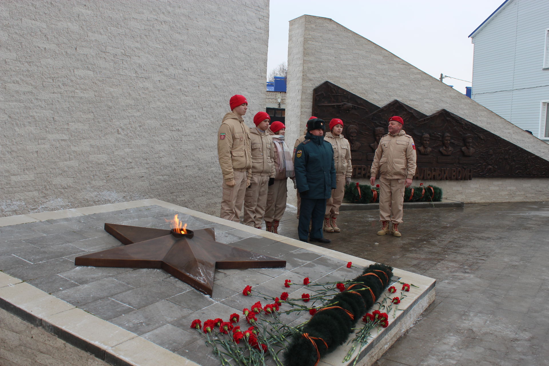 Рыбнослободцы возложили цветы у памятника Героям отечества.