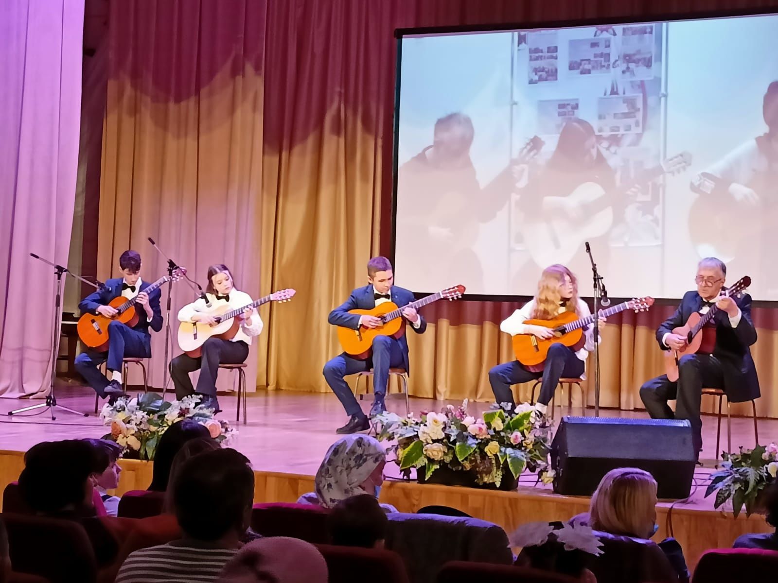 В районном доме культуры Рыбно - Слободского района состоялся праздничный концерт