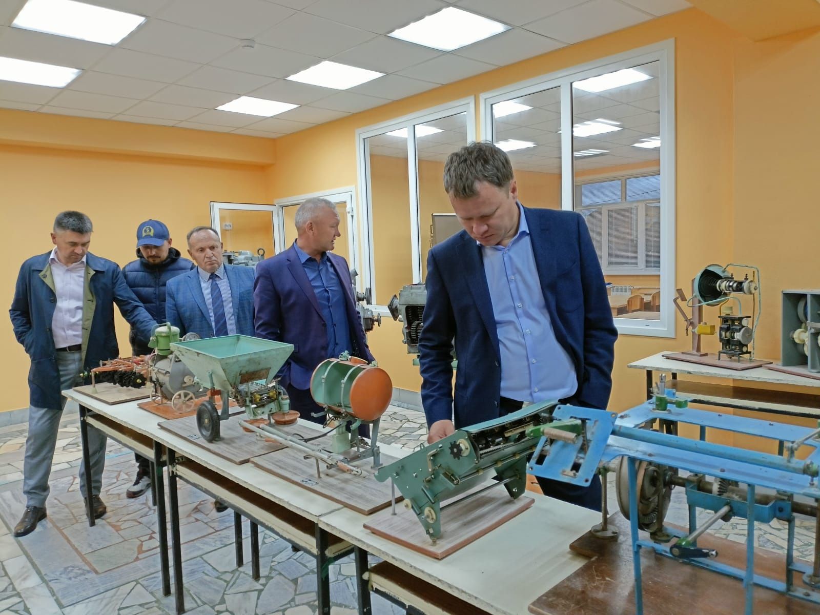 Радик Ислямов посетил объекты образования в Рыбно-Слободском районе