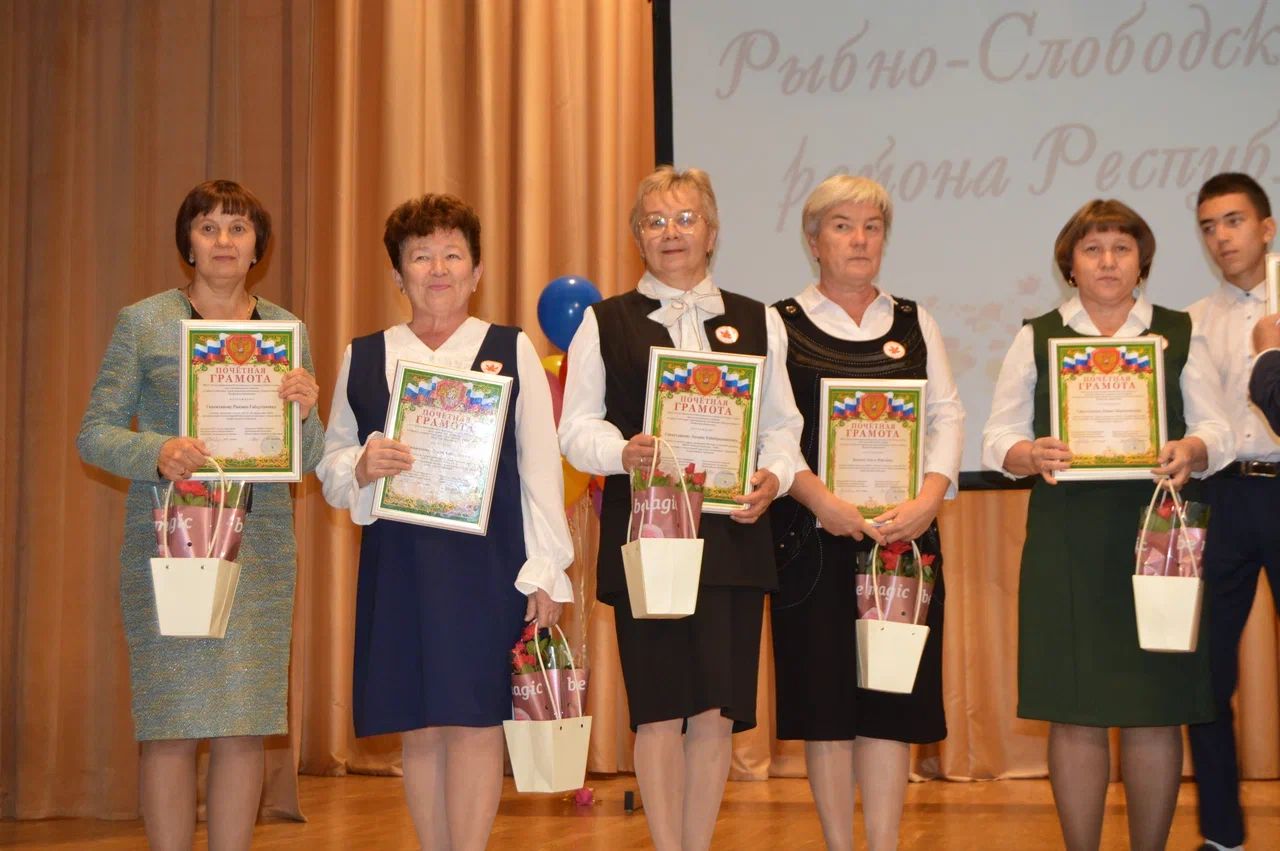 В Рыбно-Слободском районе поздравили учителей