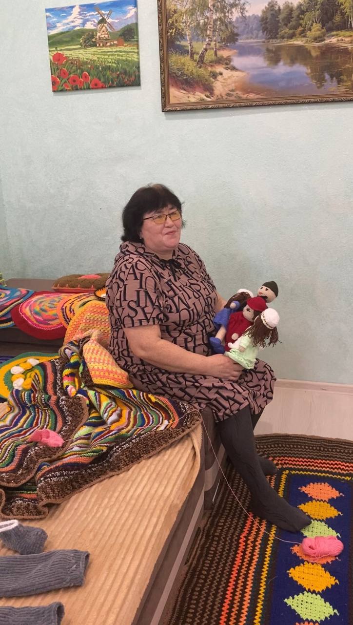 Жительница села Рыбная Слобода Резеда Шайхутдинова нашла свой способ успокоиться и восстановить гармонию — она вяжет игрушки крючком