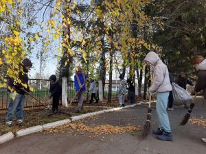 Ученики и педагоги Масловской СОШ навели порядок на территории