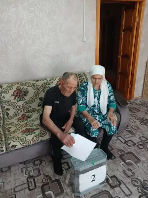 Пожилые избиратели района  голосуют дома