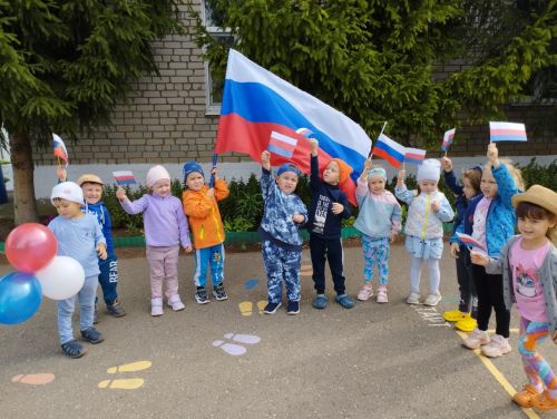 Рыбно-Слободские дошкольники отметили День Флага РФ