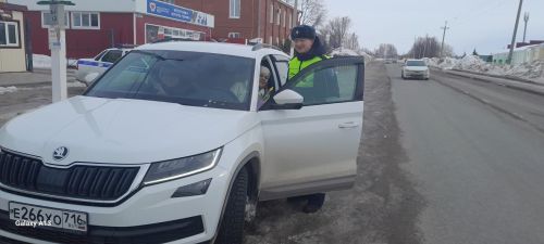 В Рыбной Слободе  патруль ГИБДД поздравил автоледи с 8 Марта