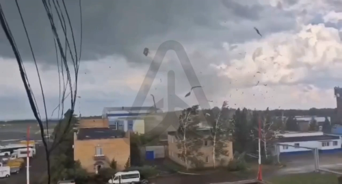 Шокирующие кадры: Смерч разбросал самолеты в аэропорту Бегишево
