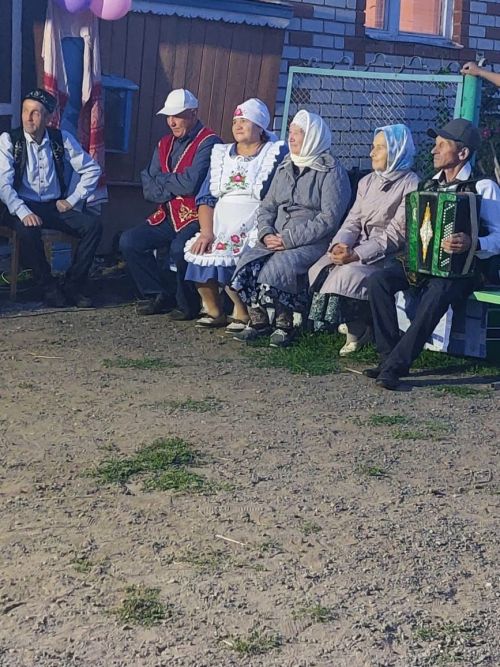 Зур Мәшләк авылында гармун уйнап кич утырдылар