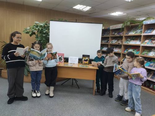 Полянка китапханә-ял итү үзәгендә башлангыч сыйныф укучылары булып китте