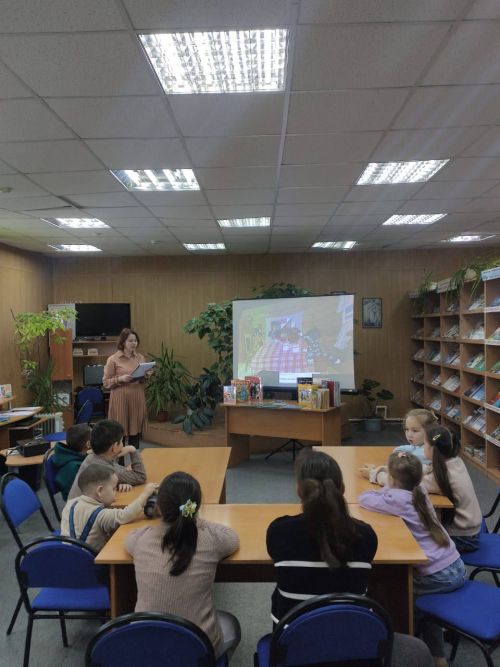 Полянка китапханә-ял итү үзәгендә башлангыч сыйныф укучылары булып китте