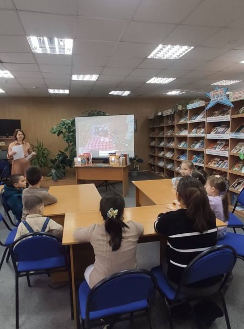 Полянка китапханә-ял итү үзәгендә башлангыч сыйныф укучылары булып китте