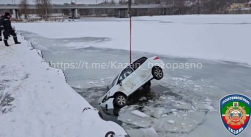 Водитель Hyundai Solaris не справился с управлением на льду