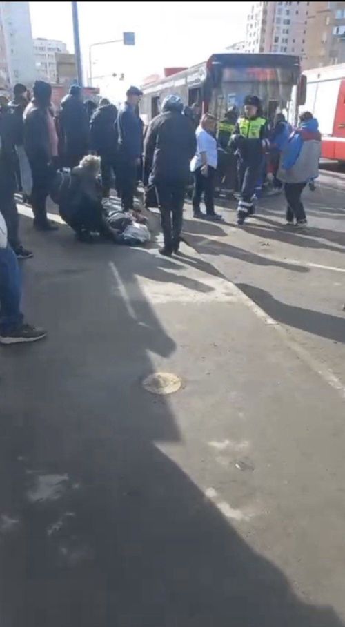В Казани водитель такси влетел в толпу людей на остановке
