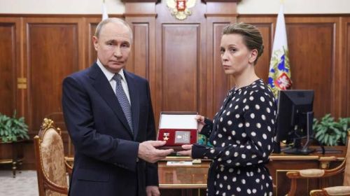 Владимир Путин вручил «Золотую Звезду» вдове Героя России Сергея Чебнева