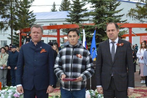 Светлая память героям: в Рыбной Слободе вручили награды павшим бойцам СВО