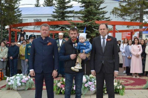 Светлая память героям: в Рыбной Слободе вручили награды павшим бойцам СВО