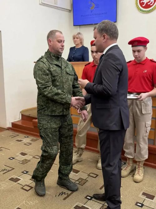 Вручили награды военнослужащим и семьям защитников