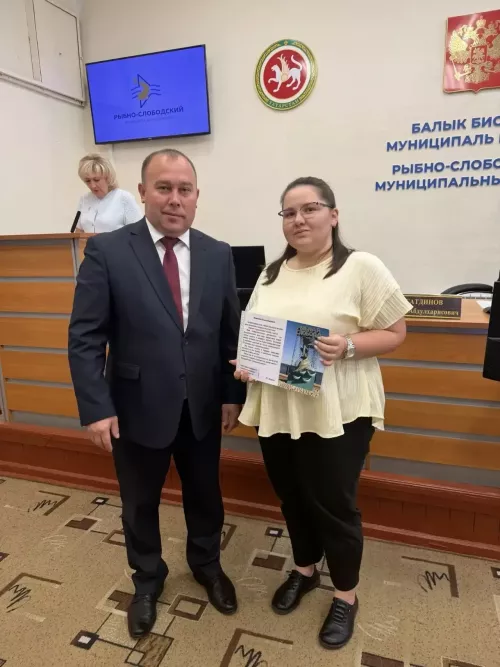 В Рыбно-Слободском районе муниципальным служащим вручили награды и классные чины