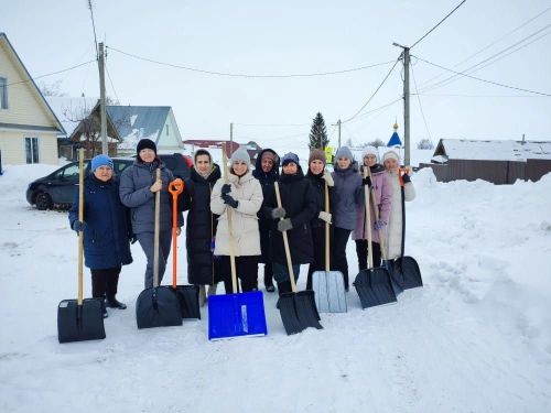 Забота о ближних: сотрудники библиотеки помогли пожилой жительнице