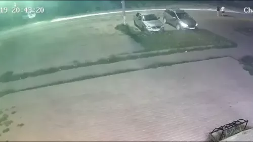 После наезда на детей автомобиль врезался в припаркованные машины