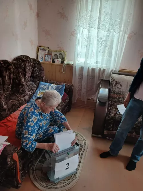 Пожилые избиратели района  голосуют дома