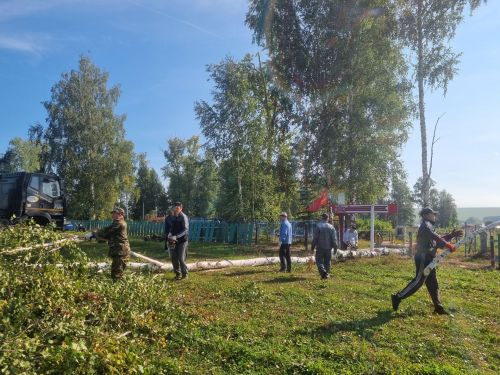 Местные жители благоустроили захоронение Героя Советского Союза